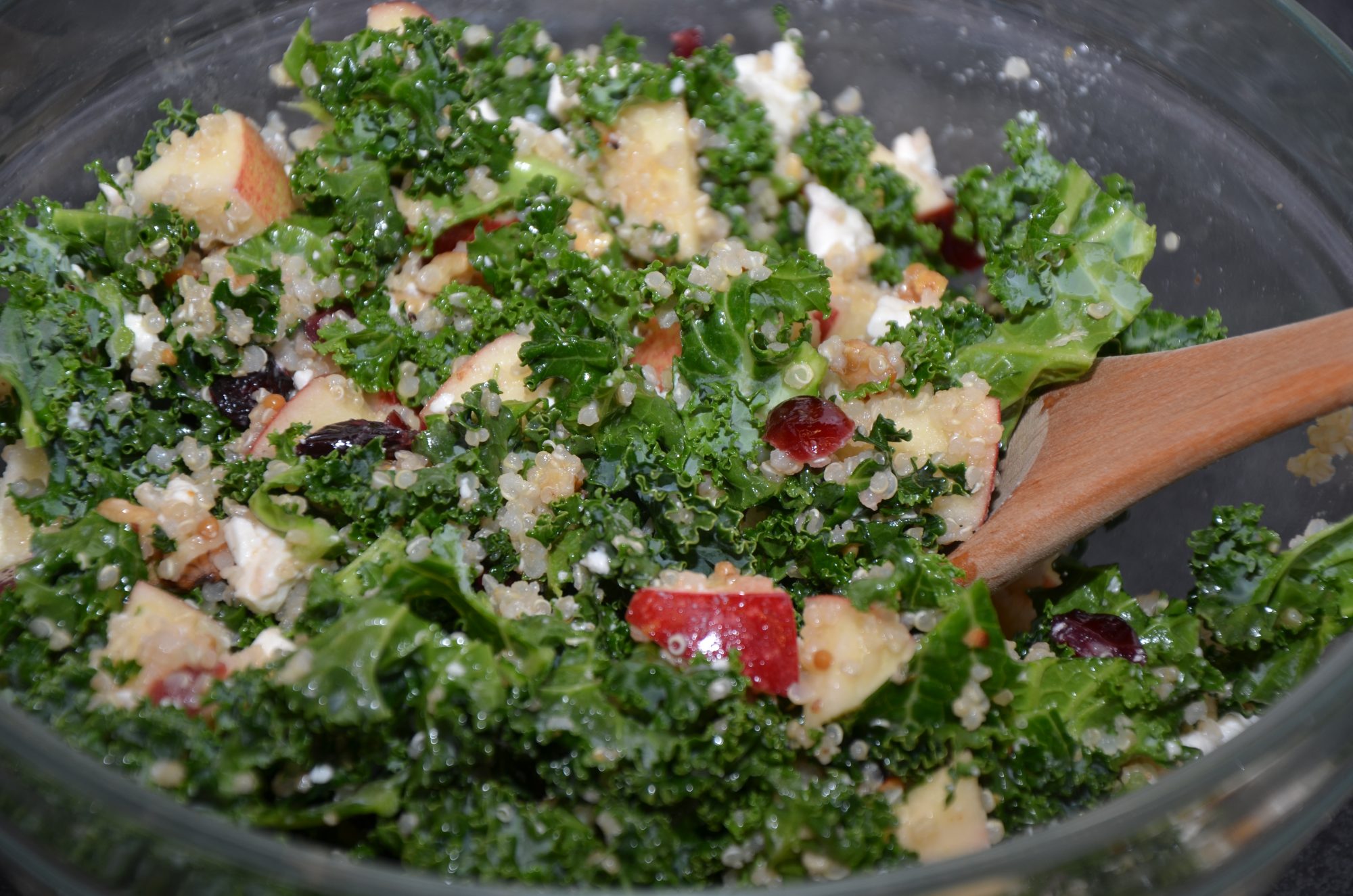 Салат из капусты кейл, киноа с козьим сыром